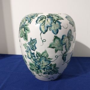 Flower Vase Ivy Pattern